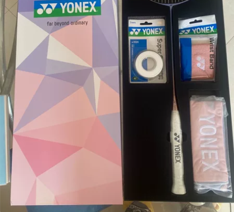 球馆不开了闲置了一批4u全碳超轻羽毛球拍!...