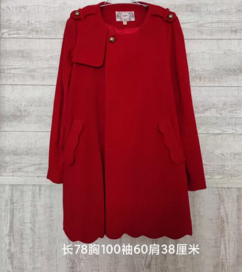 拉夏贝尔品牌呢子大衣,很正的大红色,图片上...