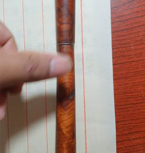 百年红豆杉实木钢笔,35号明尖旋帽,横向山...