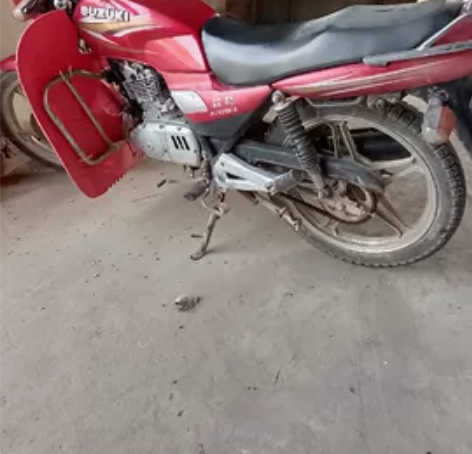 钤木钻豹125摩托车,进口发动机一下着火。...