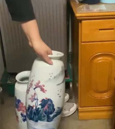 景德镇瓷器大花瓶一个(山水),中花瓶一个(...