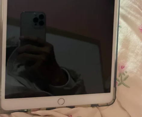 个人一手纯原装不是二手机贩子 iPad A...