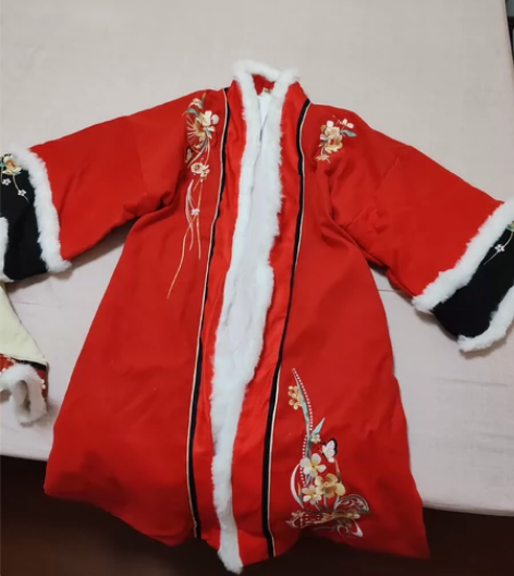 茗月萱汉服全新，带吊牌，余一套转卖，有意者...