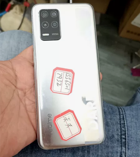 真我Q3，内爆机。好像是8+128，无锁，...