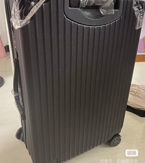 行李箱带密码锁（22寸）一次没使用过，表面...
