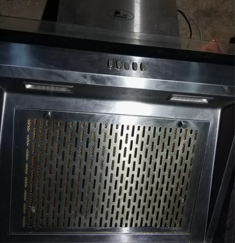 出红日品牌的不锈钢抽油烟机,颜色为银色。具...