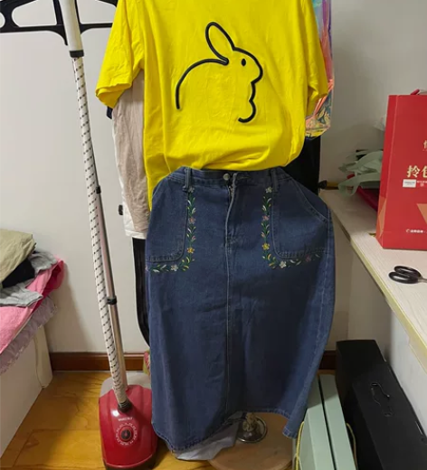 开叉刺绣牛仔半身裙女春秋新款大码胖mm高腰...