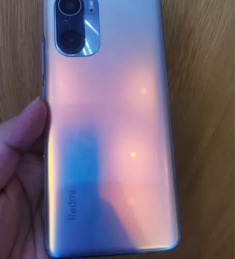自用红米K40。12+256的。边框有点小...