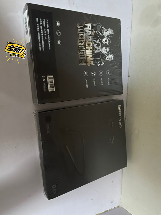 Verb耳机，全新一共两个。买iPad送的...