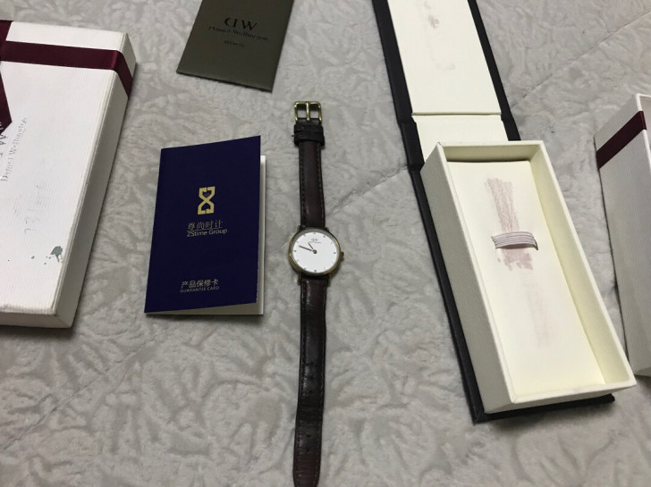 DW丹尼尔惠灵顿正品女士腕表,表背面氧化严...