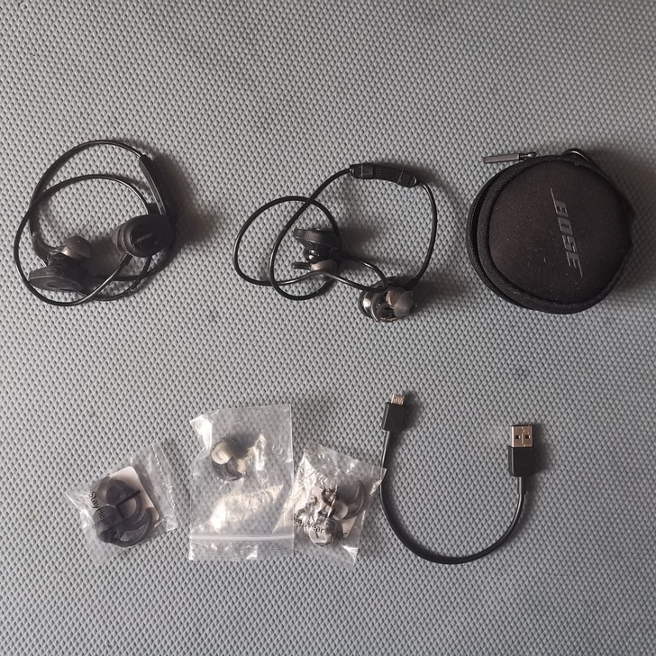 两幅bose sound sport。