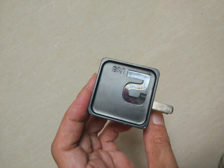 rock 双usb充电器,5v2.4a,出...
