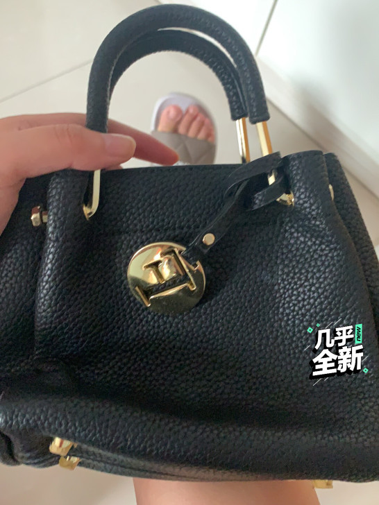 9新 小号 手提包 有肩带。 皮的 荔枝纹...