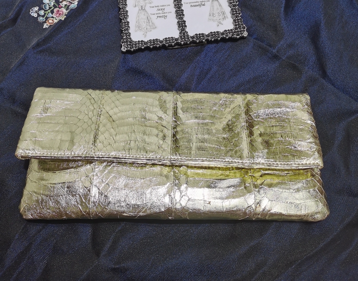 中古蟒蛇皮手拿包,颜色是金属金色,图4小瑕...