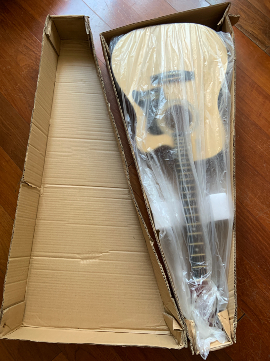出一把全新的新手入门吉他！