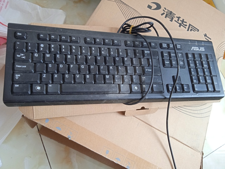 华硕键盘,家里换电脑了所以键盘就放衣柜上落...