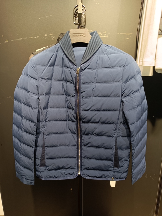 劲霸羽绒服衣身直充羽绒面料，穿着轻便 ，款...