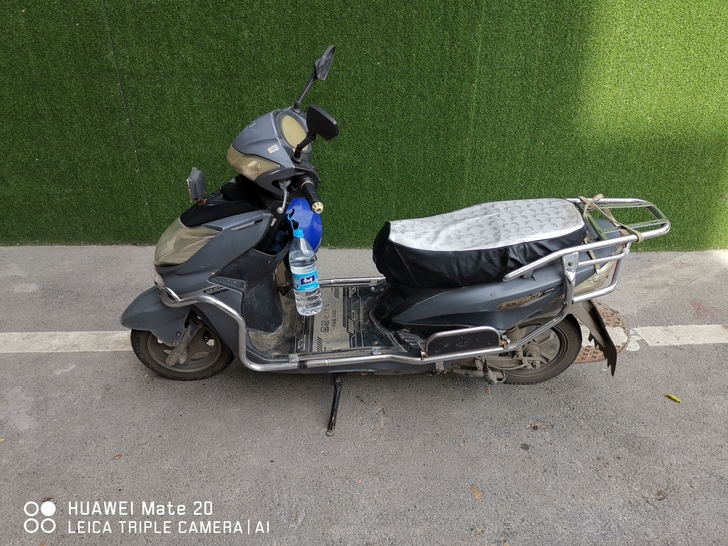 出售2辆电瓶车:小刀的800,充满电可以跑...