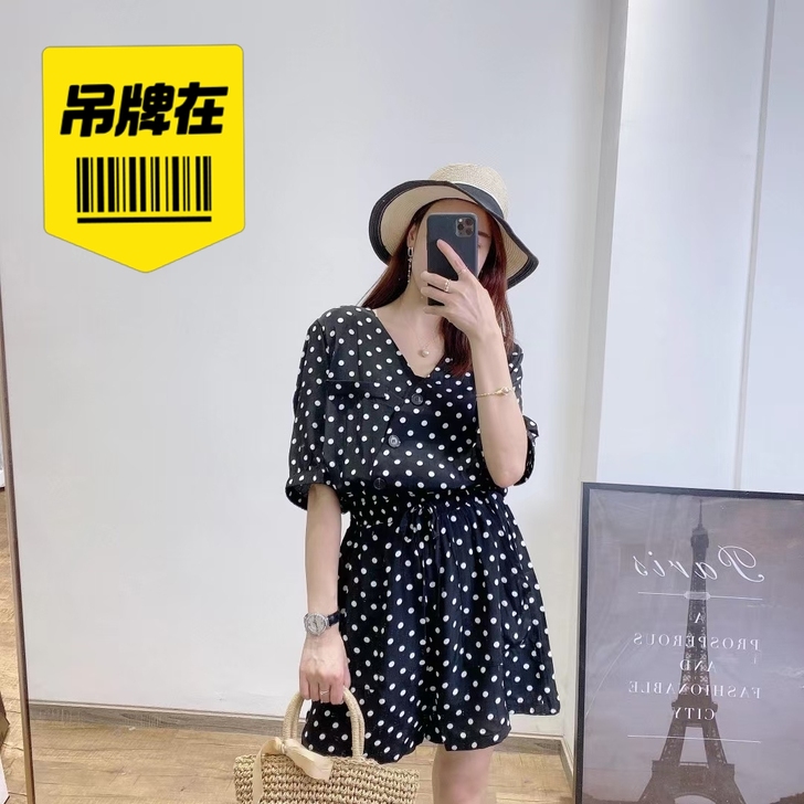 全新 自己厂里的货,丝麻面料有垫肩波点连体...