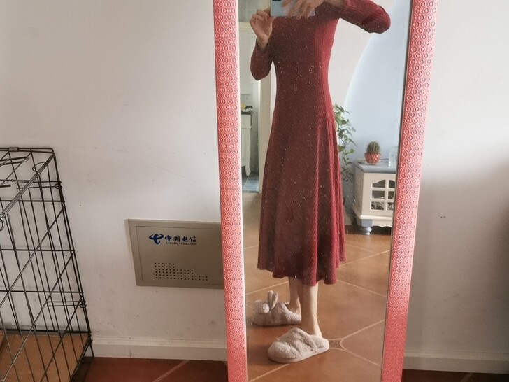 大红色裙子露肩  能选上三件衣服的全部