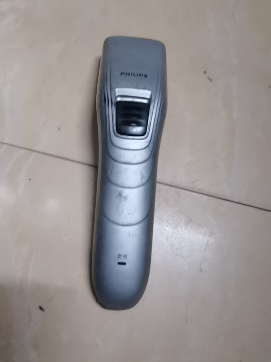 飞利浦电动理发器，成色如图，能转，电池应该...