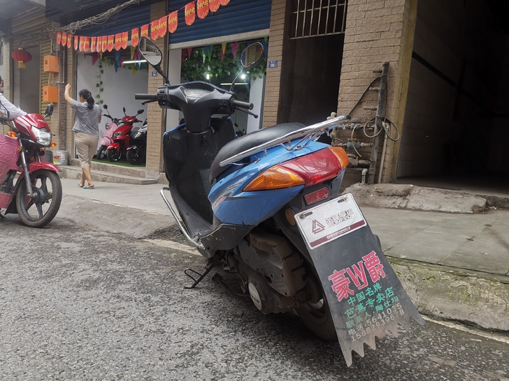 3年的豪爵摩托车,125,买成5000多,...