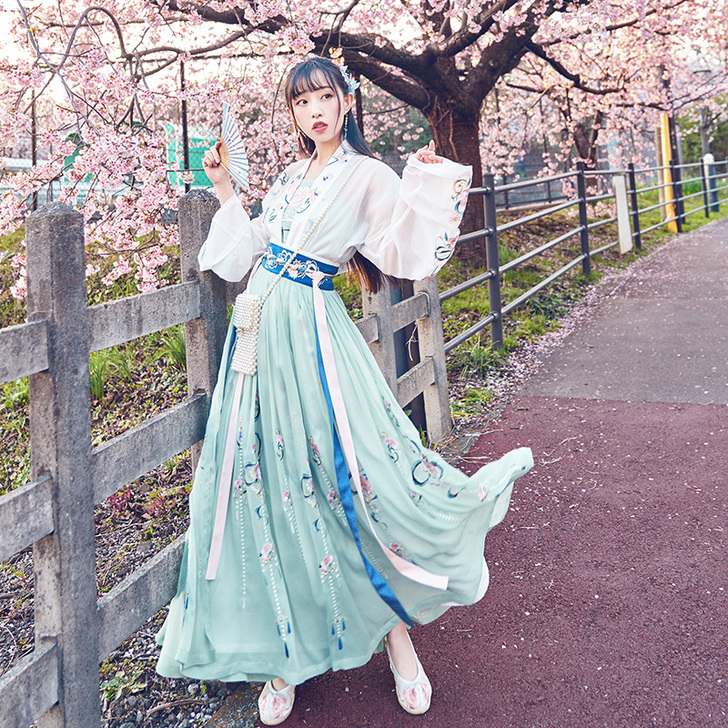 十三余 汉服