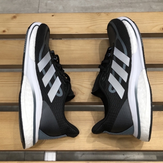 Adidas 的女减震透气跑鞋