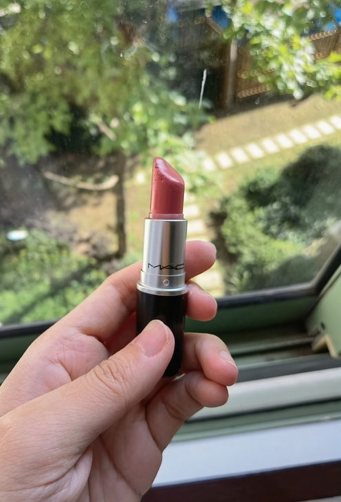 MAC 唇膏 色号 fanfare。是一个...