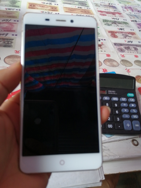 中兴努比亚手机一台,开不了机,其他不详,有...