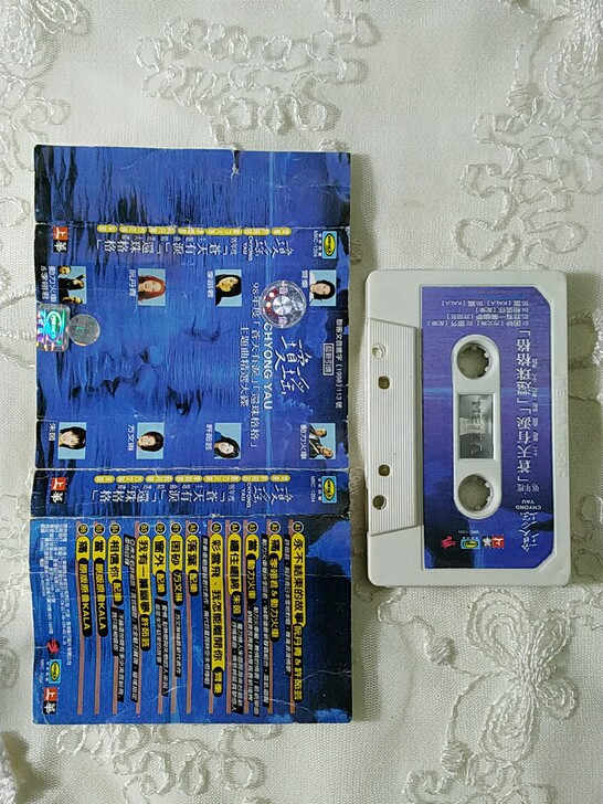 琼瑶磁带，正版98新，皮子撕开了0.5cm...