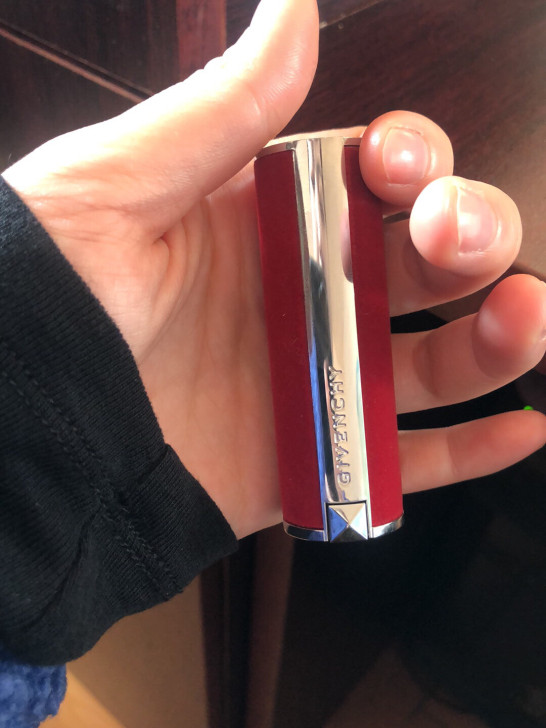 纪梵希口红37号色,免税店购入,需要的联系...