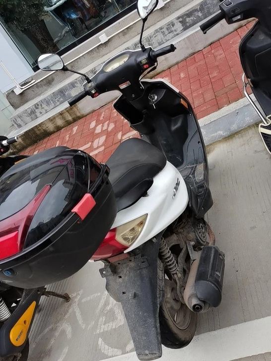 出手一俩摩托车，车况很好，新的3000多买的