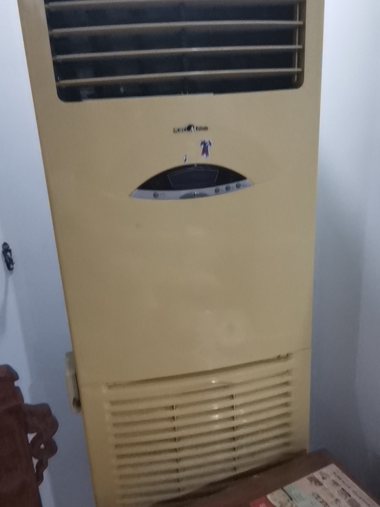 美的分体式落地式空调器