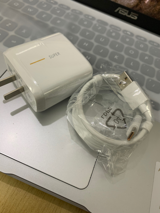 闲置转让全新OPPO 65瓦充电器，适用o...