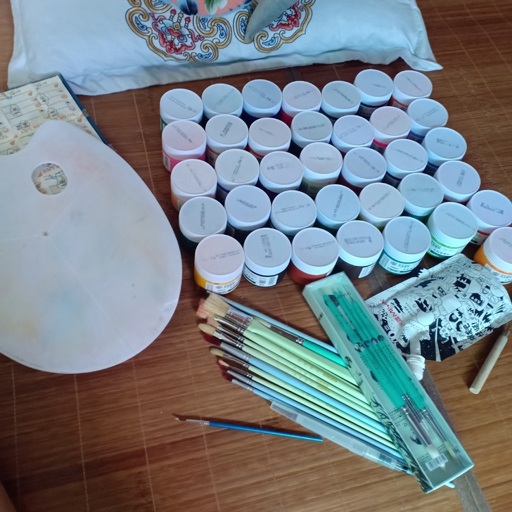 水粉画颜料，有很多颜色都还没用过，因为之前...