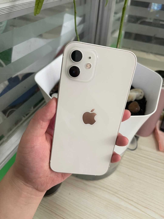 自己用的白色IPhone12