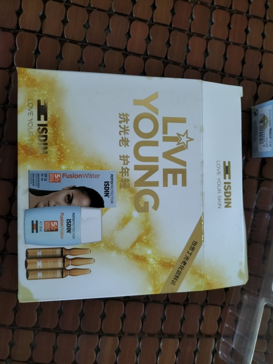 全新怡思丁防晒30ml,送2个安瓶,保质期...