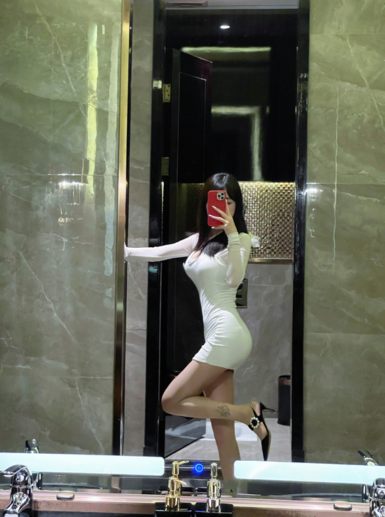 超显身材的白色连衣裙
