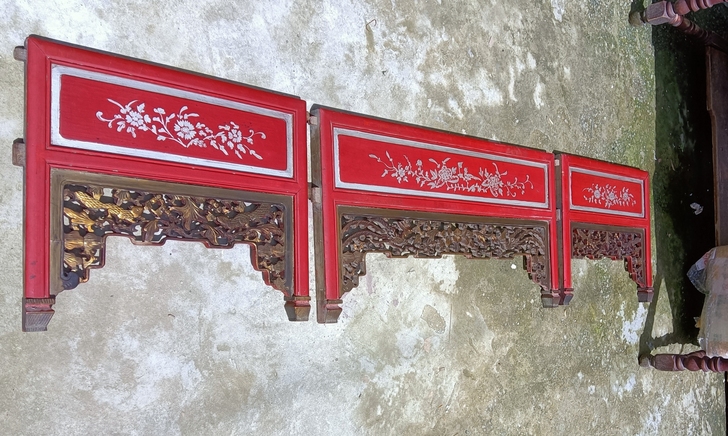漆画木雕花板三块,上面漆画下面松鼠吃葡萄镂...