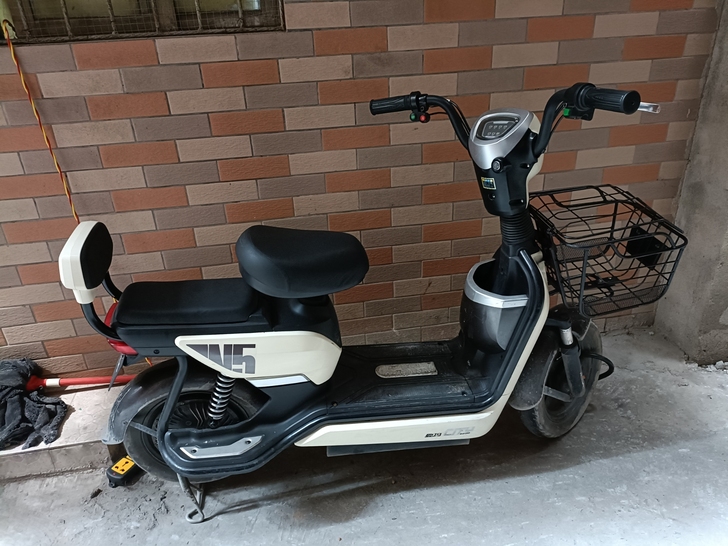 自用爱玛电动车,之前用来送外卖的,买了八个...
