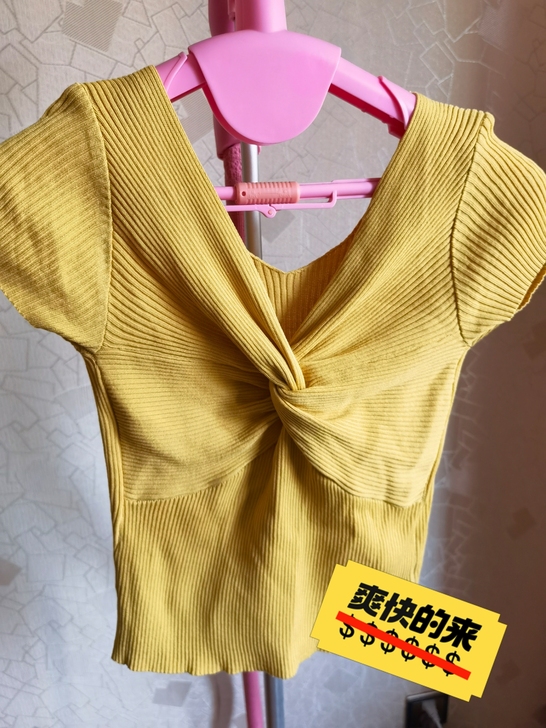 v领针织衫，贴身的，很性感，没穿过全新，太...