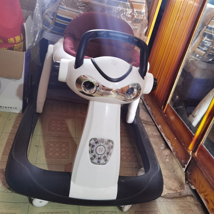 学步车，去年姨妈给我家宝宝买的，二百多，孩...