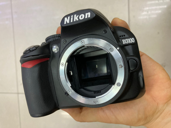尼康d3100非常新,屏幕有暗角