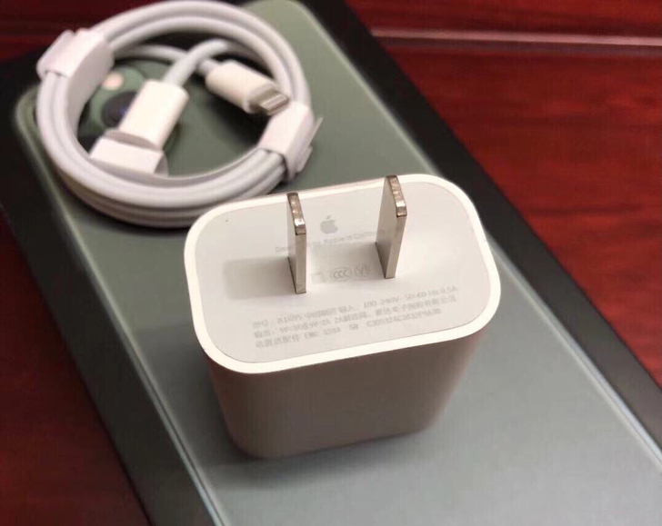个人闲置一套苹果12的全新原装充电器，20...