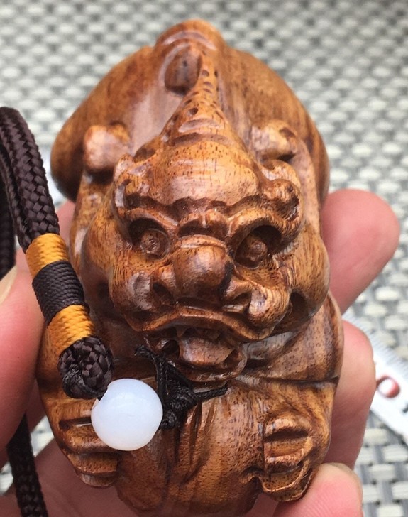 抱球貔貅原材料:老挝花梨规格:见图原木制作...