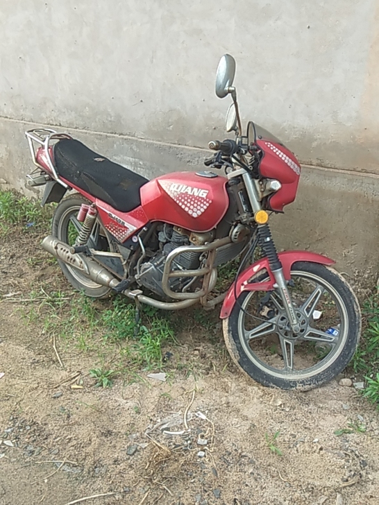 钱江125摩托车。