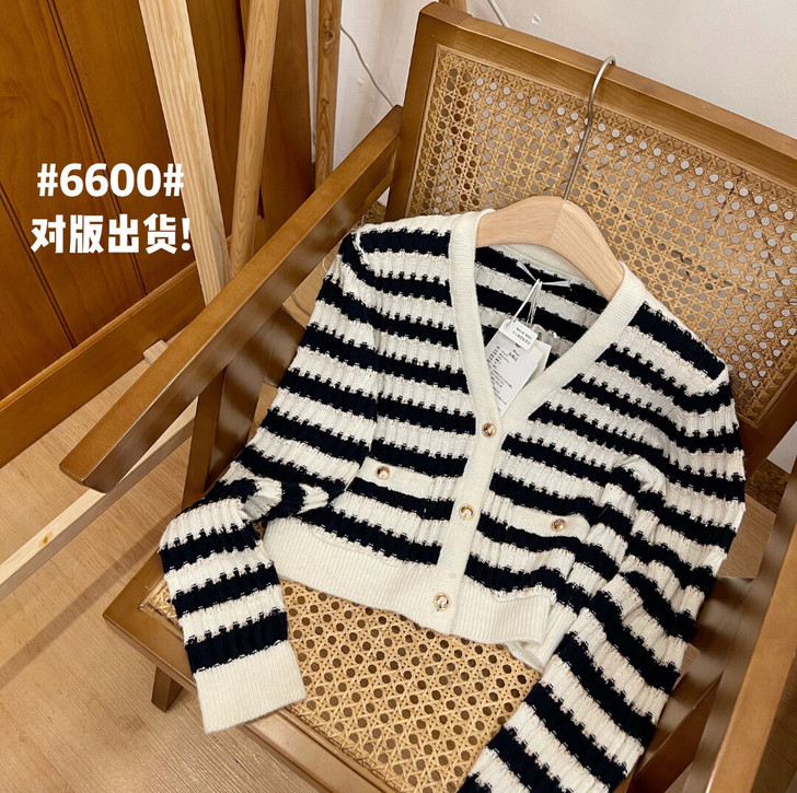 毛衣开衫薄款短款藏青拼色条纹 S号 穿了...