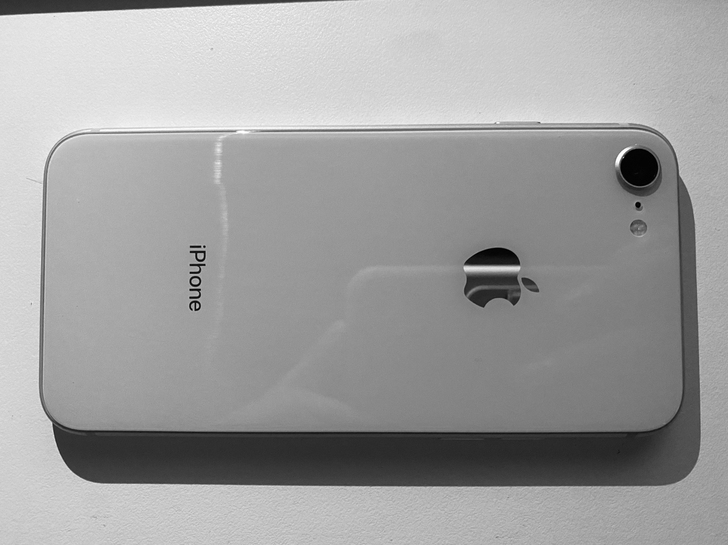 自用iPhone8,个人比较喜欢白色,手机...