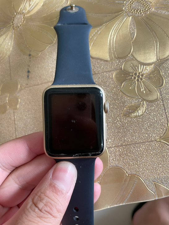 苹果手表初代，42mm，换过屏幕，屏幕又碎...